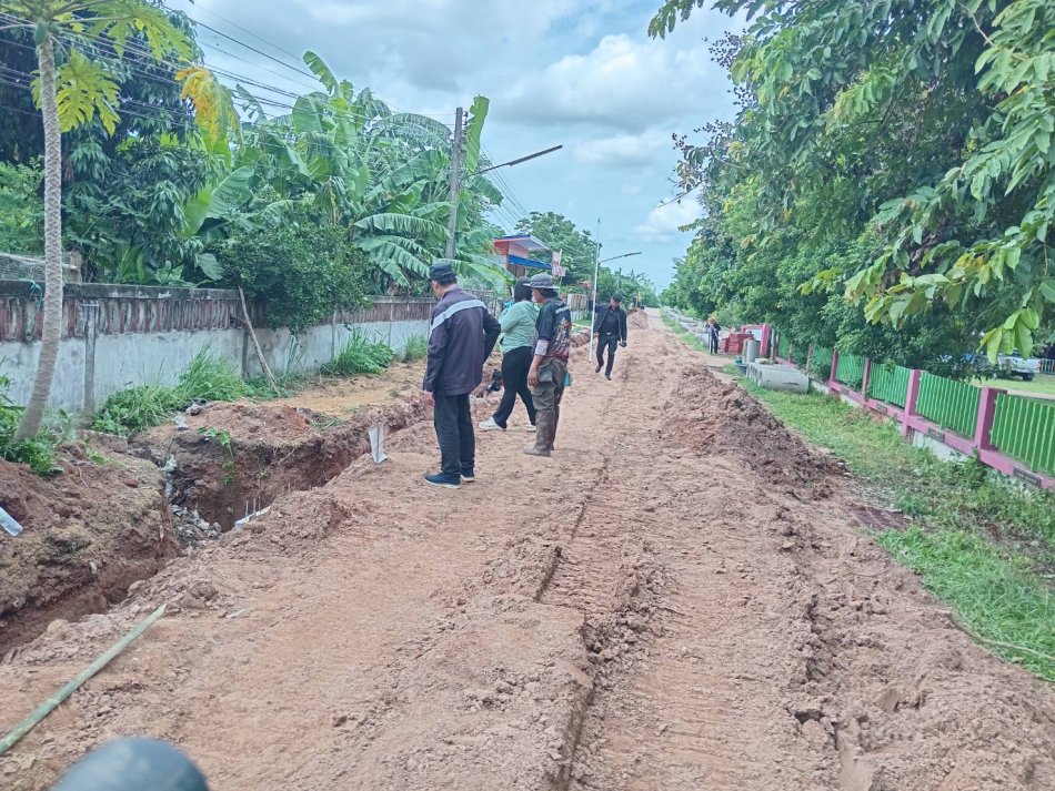 เทศบาลตำบลพอกน้อย นำโดย นายรณชิต แพงดวงแก้ว รองนายกเทศมนตรีตำบลพอกน้อย พร้อมด้วย นายสุรชัย ตู้ไม้ป่า สมาชิกสภาเทศบาลตำบลพอกน้อย และนายประสพโชค บุญกอบ ผู้อำนวยการกองช่าง และเจ้าหน้าที่กองช่าง ได้ลงพื้นที่ติดตามผลการดำเนินงานวางท่อระบายน้ำ ตรวจเช็คความลาดเอียง บ้านบดมาด ม.11 ตำบลพอกน้อย 