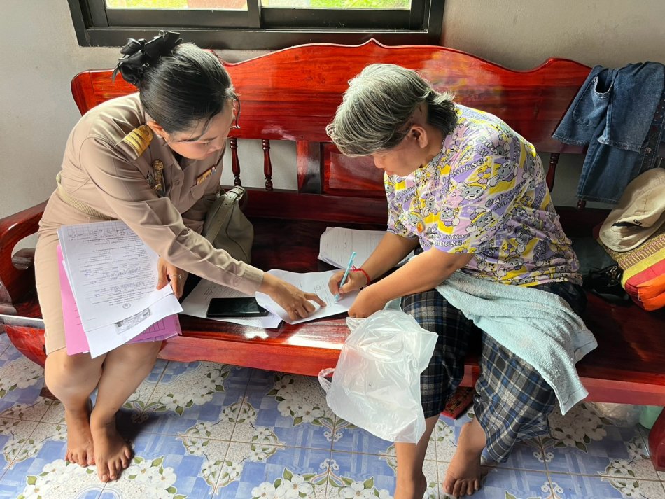 เทศบาลตำบลพอกน้อย ลงพื้นที่เยี่ยมผู้ป่วย ผู้ประสบปญหาทางสังคม และผู้ยากไร้ ราย นางเทียนทารา จันปลิว  อายุ 49 ปี